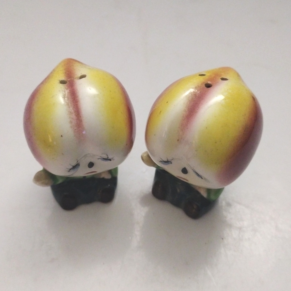 Vintage Anthropomorphic Peach Fruits People Salt & Pepper Shakers 2.5" - Picture 4 of 8